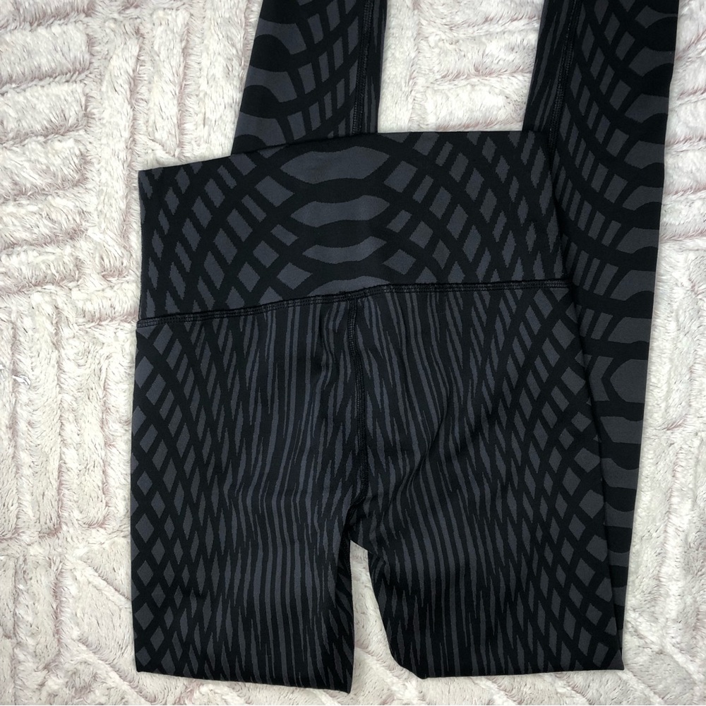 Alo Leggings - Picture 7 of 7